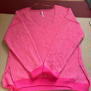 Free People Sweater Weather
Beach Stroller V-Neck Sweater
Oversized XS